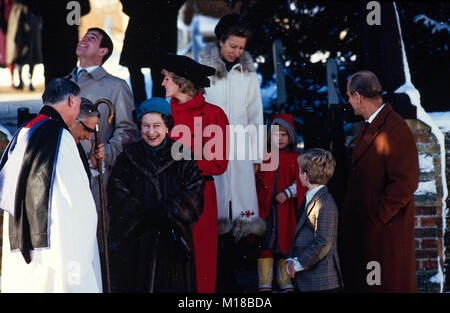 Königin Elizabeth II und Mitglied der Königlichen Familie Weihnachten Service an Ihrem Sandringham Estate, Norfolk, Weihnachten 1985 Königin Elizabeth II., Prinz Philip, Prinz Andrew, Prinzessin Anne, Prinzessin Diana, Peter Philips, Zara Philips, Stockfoto