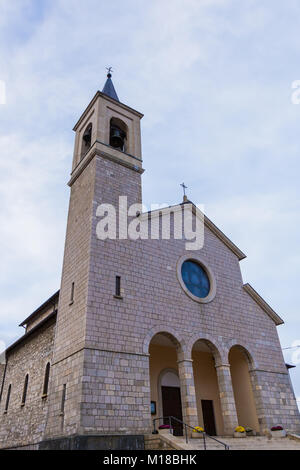 Roccaraso, Abruzzen, Italien. Oktober 13, 2017. Kirche Santa Maria Assunta, Erdbeben von 1703 (Erdbeben von L'Aquila) und 1706 und zerstört Severa Stockfoto