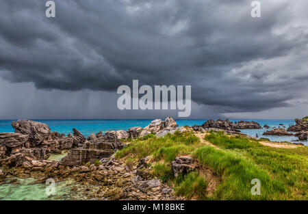 Schwere Gewitter am Tabak Bay Beach in St. George's Bermuda Stockfoto