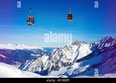 Skigebiet Seilbahnen auf die schöne Berglandschaft in Italien Alpen Stockfoto