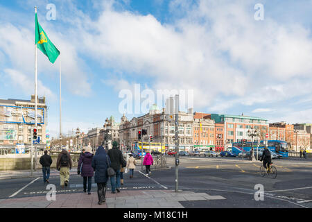 Fußgänger die Straße an der O'Connell Bridge, Dublin in der O'Connell Street, Dublin, Irland, denen Europa gegenübersteht. Stockfoto