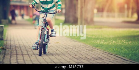 Kind auf dem Fahrrad Stockfoto