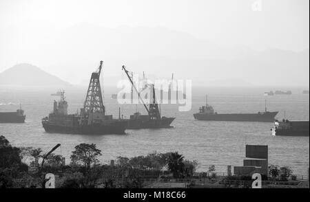 Schiffbarkeit mit industriellen Fracht Krane und Marine Shipping Container mit Skyline der Stadt, in den Hafen von Hong Kong und fungiert als Tor zu China Stockfoto