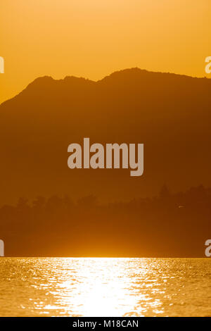 Sonnenuntergang an der Adria in der Nähe der Halbinsel Peljesac, Kroatien Stockfoto