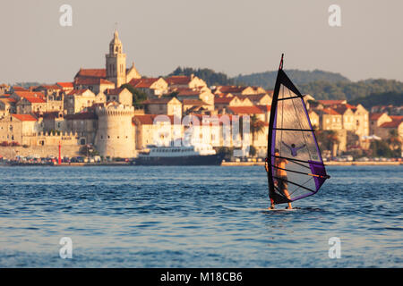 Windsurfen zwischen Peljesac und Korcula, Adria, Kroatien Stockfoto