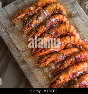 Gegrillte Garnelen auf einer Holzplatte Stockfoto