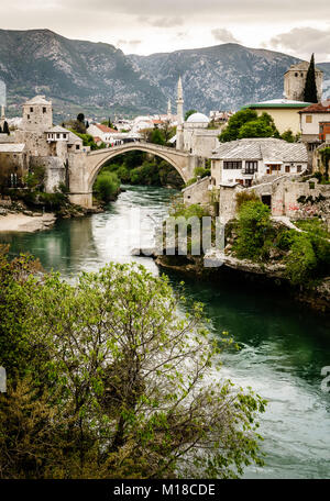 Malerischer Blick auf die Stadt und den Fluss Neretva in Mostar, Bosnien Stockfoto