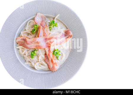 Spaghetti Käse weiss creme Speck italienisches Essen auf weißem Hintergrund Stockfoto