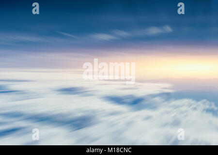 Moving Cloud Sky View von Flugzeugen für die Zukunft und freuen uns Konzept Hintergrund Stockfoto