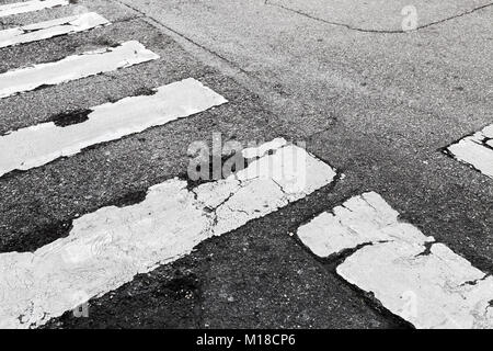 Fußgängerüberweg Fahrbahnmarkierung Zebra, weiße Streifen über dunklen Asphalt, Hintergrund Foto Textur Stockfoto