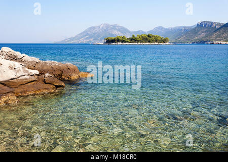 Felsenstrand auf der Halbinsel Peljesac in der Nähe von Zuljana, Adria, Kroatien Stockfoto