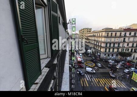 Hotel Mignon, mit Blick auf den Corso Novara in der Nähe der Piazza Garibald in Neapel, Italien, welche eine Steigerung der Buchungen gesehen hat, nachdem es erschienen auf Sky Atlantic Drama "Gomorra", wie eine der Figuren - Ciro Di Marzio - Übernachtungen im Zimmer im vierten Stock des 2-Sterne Hotel. Mit: Atmosphäre, wo: Neapel, Kampanien, Italien Wann: 28 Dec 2017 Credit: IPA/WENN.com ** Nur für die Veröffentlichung in Großbritannien, den USA, Deutschland, Österreich, Schweiz ** verfügbar Stockfoto