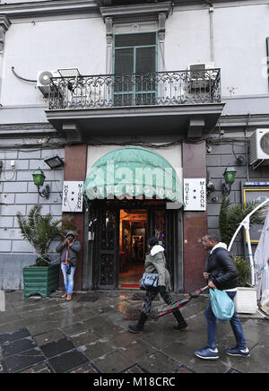 Hotel Mignon, mit Blick auf den Corso Novara in der Nähe der Piazza Garibald in Neapel, Italien, welche eine Steigerung der Buchungen gesehen hat, nachdem es erschienen auf Sky Atlantic Drama "Gomorra", wie eine der Figuren - Ciro Di Marzio - Übernachtungen im Zimmer im vierten Stock des 2-Sterne Hotel. Mit: Atmosphäre, wo: Neapel, Kampanien, Italien Wann: 28 Dec 2017 Credit: IPA/WENN.com ** Nur für die Veröffentlichung in Großbritannien, den USA, Deutschland, Österreich, Schweiz ** verfügbar Stockfoto