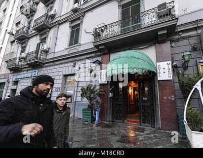 Hotel Mignon, mit Blick auf den Corso Novara in der Nähe der Piazza Garibald in Neapel, Italien, welche eine Steigerung der Buchungen gesehen hat, nachdem es erschienen auf Sky Atlantic Drama "Gomorra", wie eine der Figuren - Ciro Di Marzio - Übernachtungen im Zimmer im vierten Stock des 2-Sterne Hotel. Mit: Atmosphäre, wo: Neapel, Kampanien, Italien Wann: 28 Dec 2017 Credit: IPA/WENN.com ** Nur für die Veröffentlichung in Großbritannien, den USA, Deutschland, Österreich, Schweiz ** verfügbar Stockfoto