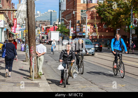 Pendler Radfahrer in der Innenstadt von Toronto, Ontario, Kanada. Stockfoto