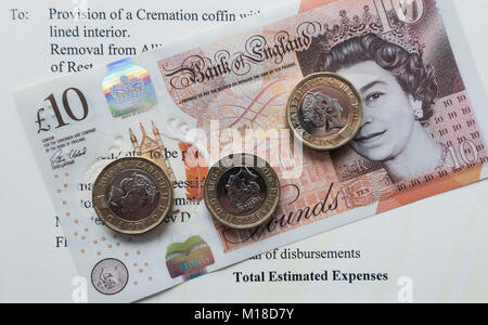 Sterling Banknoten und Münzen auf Zitat von undertaker der geschätzten Kosten der Beerdigung. Großbritannien Stockfoto