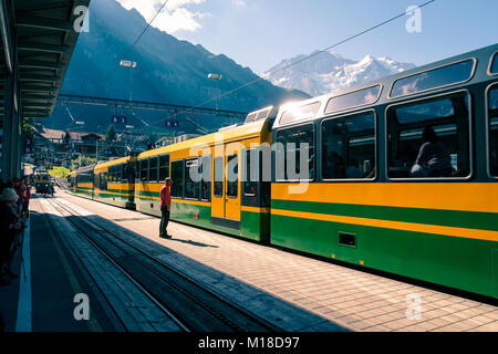 Wengen, Berner Oberland, Schweiz - August 5, 2017: wengernalpbahn Zug Bahnhof Wengen Stockfoto