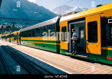 Wengen, Berner Oberland, Schweiz - August 5, 2017: wengernalpbahn Zug Bahnhof Wengen Stockfoto