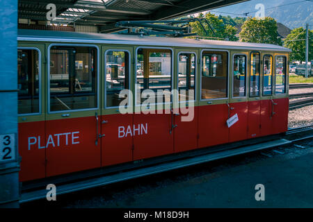 Wilderswil, Berner Oberland, Schweiz - August 5, 2017: Zug ab der Schynige Platte-Bahn im Bahnhof Wilderswil bei Interlaken. Stockfoto