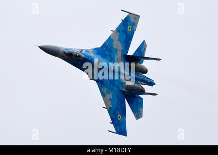 Ukrainische Luftwaffe Suchoi Su-27 P Flanker 58 blue Jet plane an der RAF Fairford Royal International Air Tattoo airshow Flying. Streitkräfte der Ukraine Stockfoto