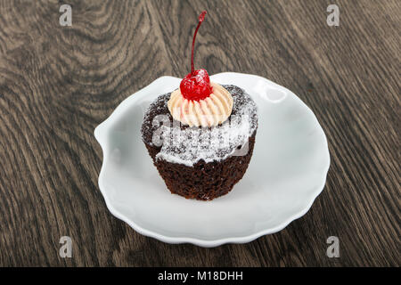 Chocolate Cupcake mit Cherry Stockfoto