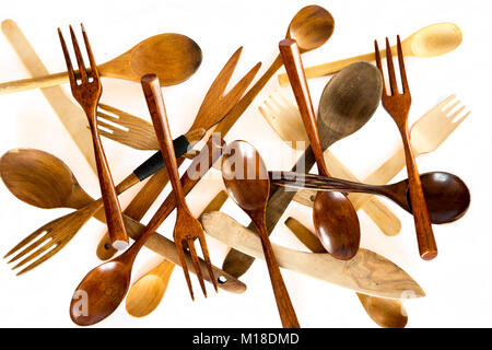 Holz- Messer, Gabeln und Löffel auf einem weißen Hintergrund. Studio gedreht. Eingestellt von Küchengeräten. Stockfoto