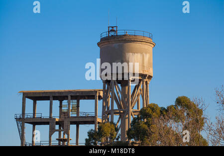 Archäologie der industriellen Architektur: ALTE WASSERTANK IM BEZIRK OSTIENSE (Rom, Italien) Stockfoto