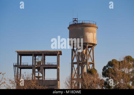 Archäologie der industriellen Architektur: ALTE WASSERTANK IM BEZIRK OSTIENSE (Rom, Italien) Stockfoto