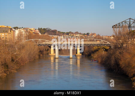 Archäologie der industriellen Architektur: PONTE DELLâ™ € INDUSTRIA AM TIBER IN ROM (auch bekannt als PONTE DI FERRO) Stockfoto