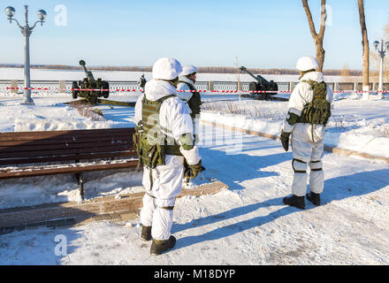 Samara, Russland - Januar 27, 2018: Unbekannte russische Soldaten in modernen militärischen Winter Uniform an der Stadt Damm während des Festivals Stockfoto