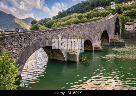 Ponte della Maddalena, Magdalena Brücke aka Brücke der Teufel, 11. Jahrhundert, gegenüber Fluss Serchio in der Nähe der Stadt Borgo a Mozzano, Toskana, Italien Stockfoto