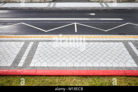 Bürgersteig und Straße von oben, abstrakte im städtischen Hintergrund. Stockfoto