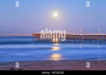 Der Mond über den Pazifischen Ozean und Crystal Pier. Mission Beach, San Diego, Kalifornien, USA. Stockfoto