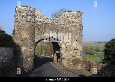 Eine sonnige AUSSICHT AUF DEN STRAND TOR IN DEM hübschen und beliebten WINCHELSEA in East Sussex Stockfoto