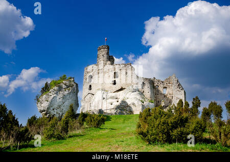 Die Ruinen der mittelalterlichen Burg in Mirow, Teil der Trail von Nestern der Adler, Polnische Jurassic Highland, Woiwodschaft Kleinpolen, Europa Stockfoto