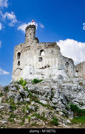 Die Ruinen der mittelalterlichen Burg in Mirow, Teil der Trail von Nestern der Adler, Polnische Jurassic Highland, Woiwodschaft Kleinpolen, Europa Stockfoto