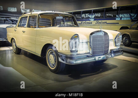 STUTTGART, DEUTSCHLAND - 7 April, 2017: 1964 Mercedes-Benz 220S "Heckflosse" im Mercedes Museum. Stockfoto