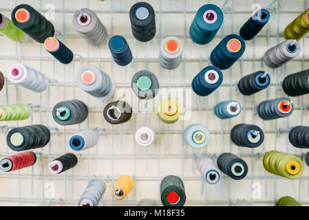 Bunte Fäden auf Spulen closeup, Seitenansicht, Nähen Material, Garn auf Spulen Makro Stockfoto