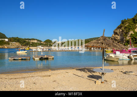 Die Bucht und der Strand Paleokastritsa mit kristallklarem Meerwasser auf der Insel Korfu in Griechenland. Stockfoto