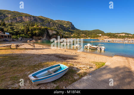 Fischerboot auf sandigen Alipa Beach in der Nähe von Paleokastritsa Hafen. Insel Korfu, Griechenland Stockfoto