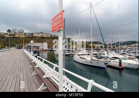 TORQUAY, DEVON - 06. JUNI 2009: Blick auf den Princess Pier und den Yachthafen Stockfoto