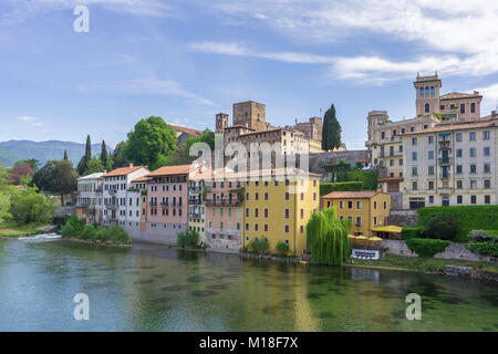 Blick über Fluss Brenta, Bassano del Grappa, Venetien, Italien Stockfoto