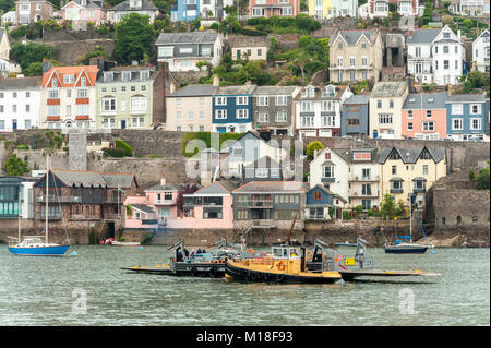 DARTMOUTH, DEVON - 06. JUNI 2009: Die Stadt vom Fluss Dart aus gesehen Stockfoto