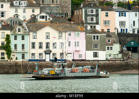 DARTMOUTH, DEVON - 06. JUNI 2009: Die historische Lower Ferry in Richtung Dartmouth über den Fluss Dart Stockfoto