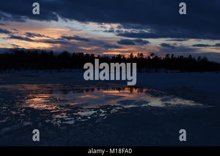 Dämmerung auf Dow's Lake, Ottawa, Ontario, Kanada. Ein tauwetter hat das Eis auf dem See geschmolzen, Teil der Rideau-Kanal-Eislaufbahn, während Winterlude. Stockfoto
