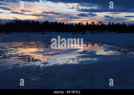 Dämmerung auf Dow's Lake, Ottawa, Ontario, Kanada. Ein tauwetter hat das Eis auf dem See geschmolzen, Teil der Rideau-Kanal-Eislaufbahn, während Winterlude. Stockfoto