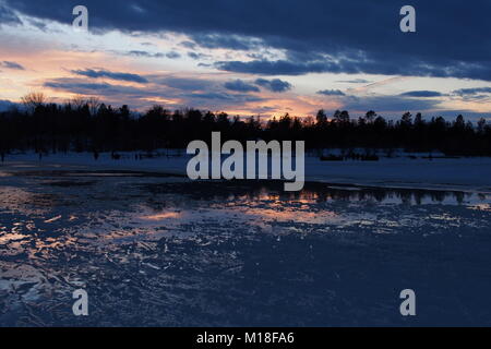 Dämmerung auf Dow's Lake, Ottawa, Ontario, Kanada. Ein tauwetter hat das Eis auf dem See geschmolzen, Teil der Rideau-Kanal-Eislaufbahn, während Winterlude. Stockfoto