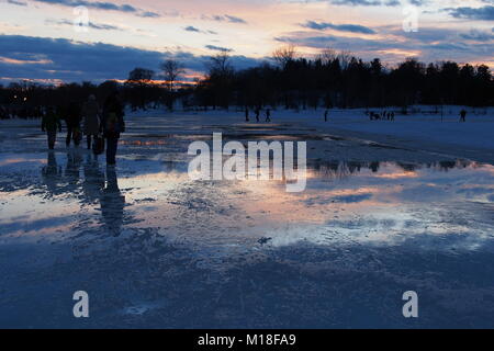 Dämmerung auf Dow's Lake, Ottawa, Ontario, Kanada. Ein tauwetter hat das Eis auf dem See geschmolzen, Teil der Rideau-Kanal-Eislaufbahn, während Winterlude. Stockfoto