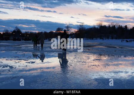 Dämmerung auf Dow's Lake, Ottawa, Ontario, Kanada. Ein tauwetter hat das Eis auf dem See geschmolzen, Teil der Rideau-Kanal-Eislaufbahn, während Winterlude. Stockfoto