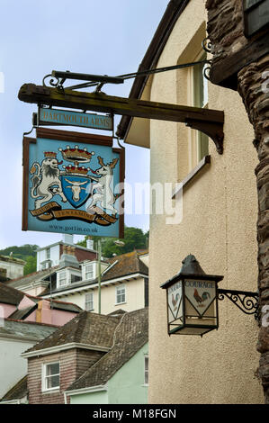 DARTMOUTH, DEVON - 06. JUNI 2009: Hübsches Pub-Schild über dem Dartmouth Arm Pub Stockfoto